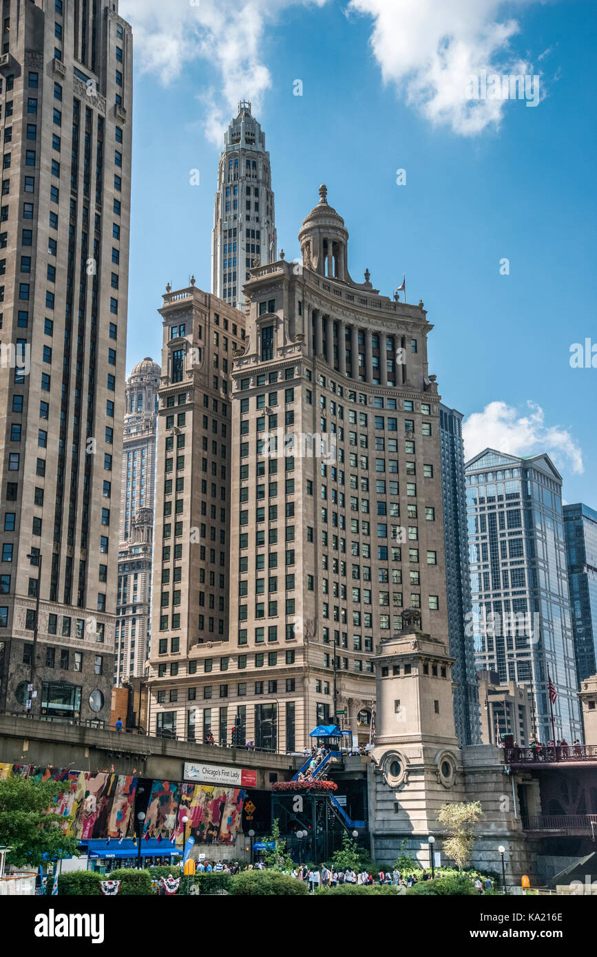 Chicago skyline della città e il London House Hotel 360 visto dal fiume Chicago Foto Stock