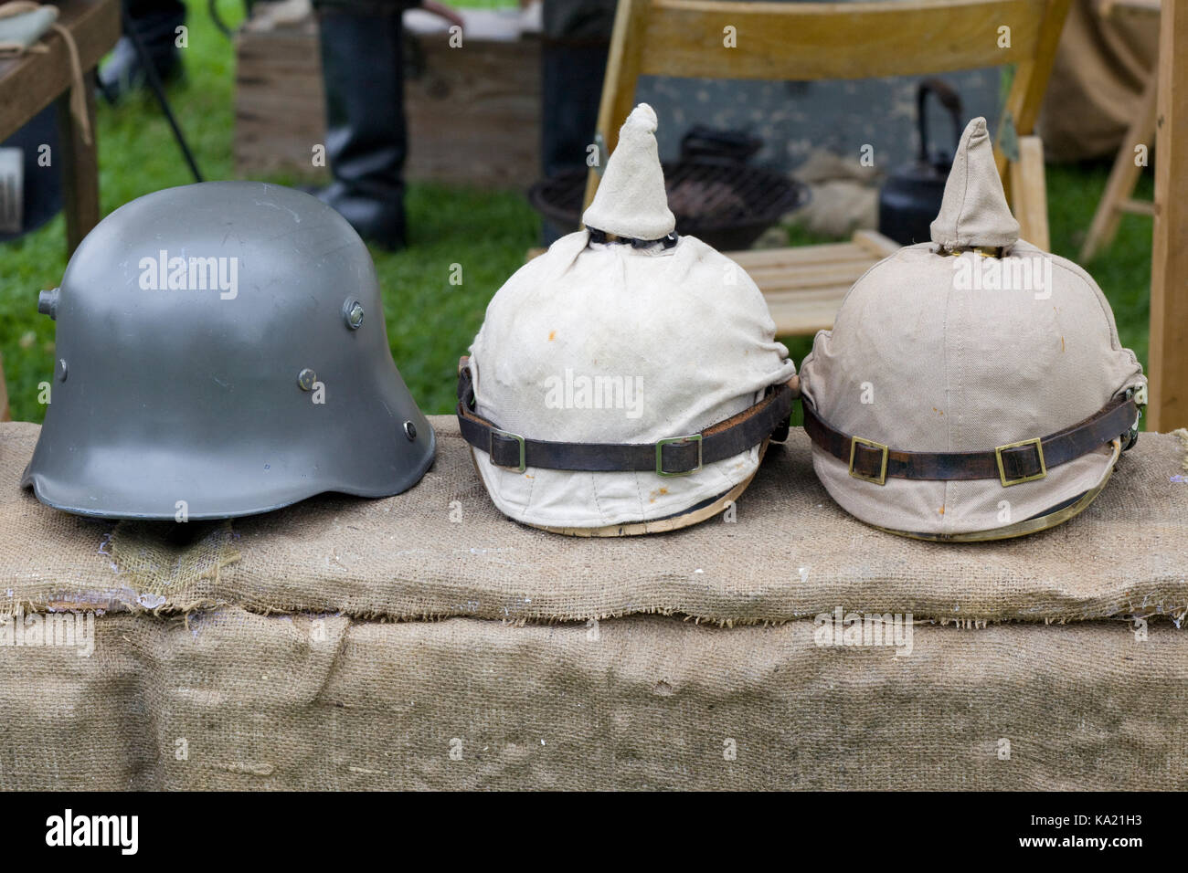 Il tedesco M35 casco e caschi Pickelhauben bianco con rivestimento in tela Foto Stock