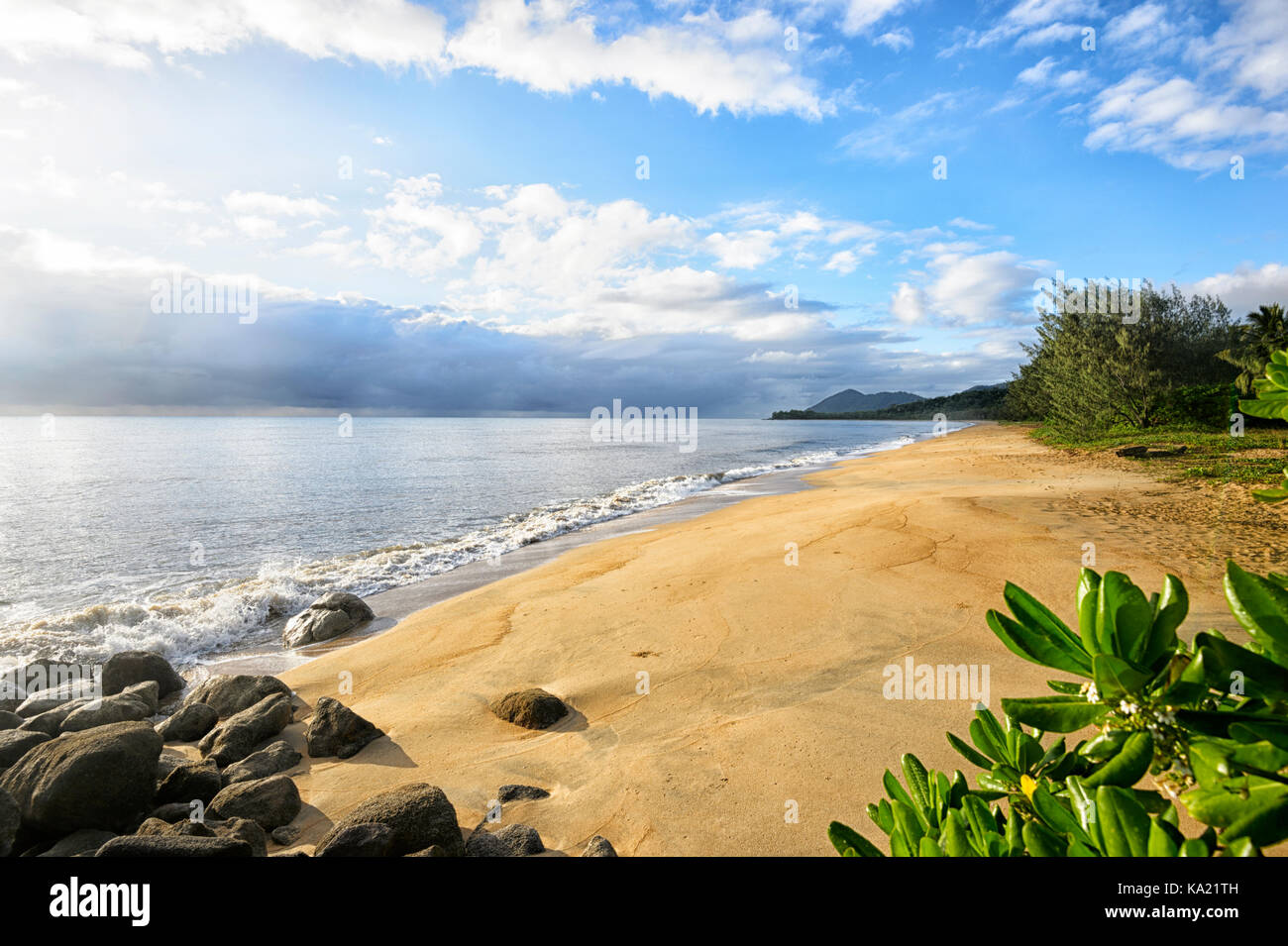 La popolare spiaggia di sabbia della spiaggia di Bramston, estremo Nord Queensland, FNQ, QLD, Australia Foto Stock