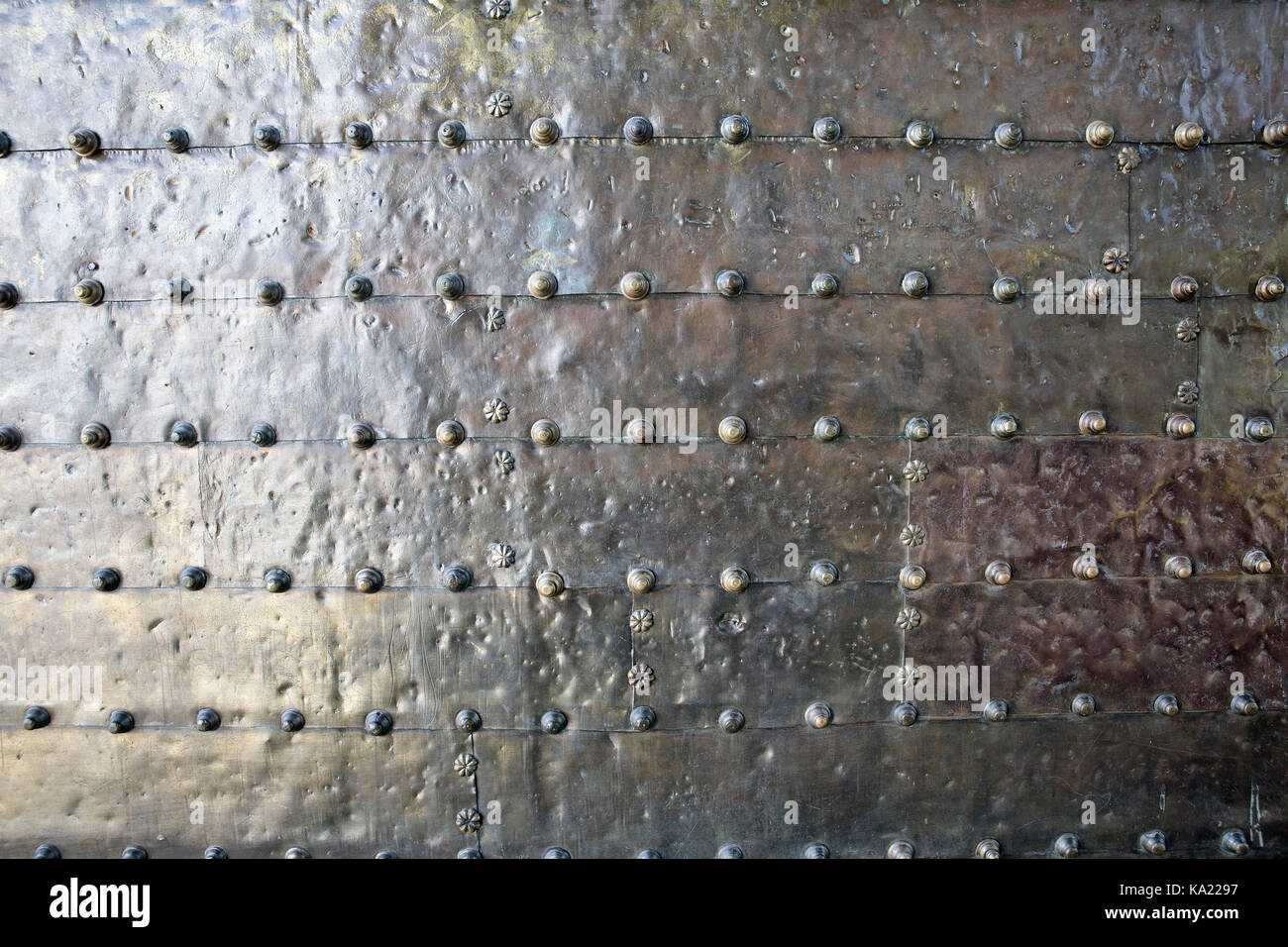 Antichi sullo sfondo di metallo, superficie con rivetti. stile andaluso Foto Stock