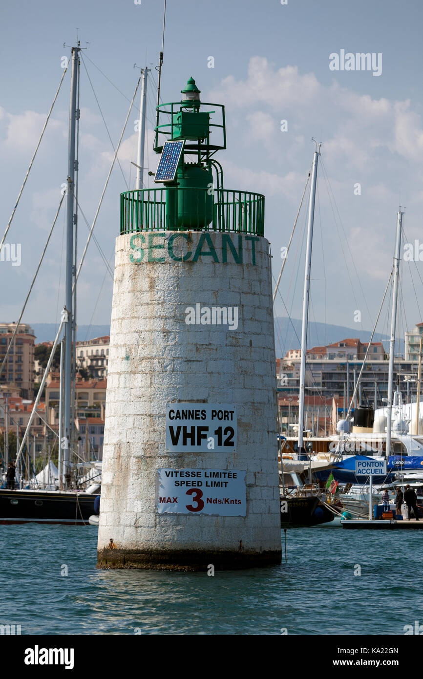 Torre di navigazione in entrata al porto di Cannes Francia Foto Stock