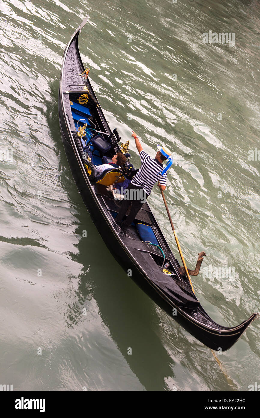 Venezia e gondole, sui canali veneziani con i turisti. Italia Foto Stock