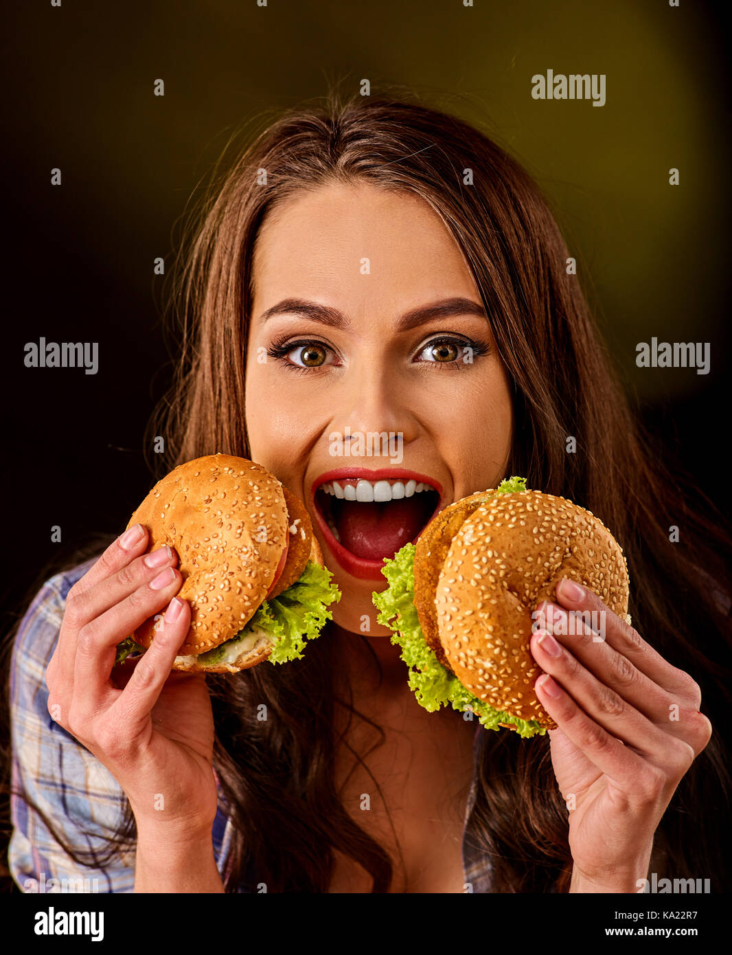 Ragazza di mangiare grandi sandwich. Foto Stock