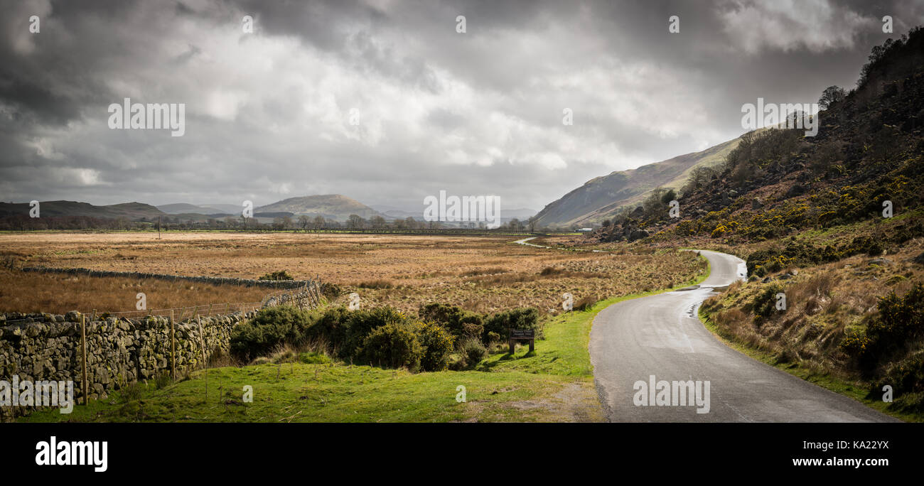 Ho preso una leggera deviazione. Oggi ho avuto modo di questa strada prima che costeggia il fianco est del distretto del lago, ma mai a destra lungo di essa. Foto Stock