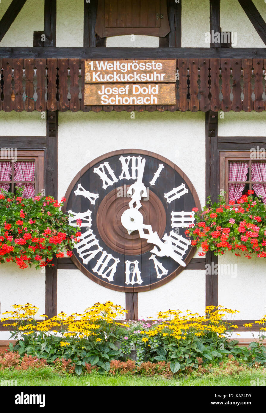 Triberg, Germania - 21 agosto 2017: il più grande orologio a cucù del mondo a schonach Foto Stock