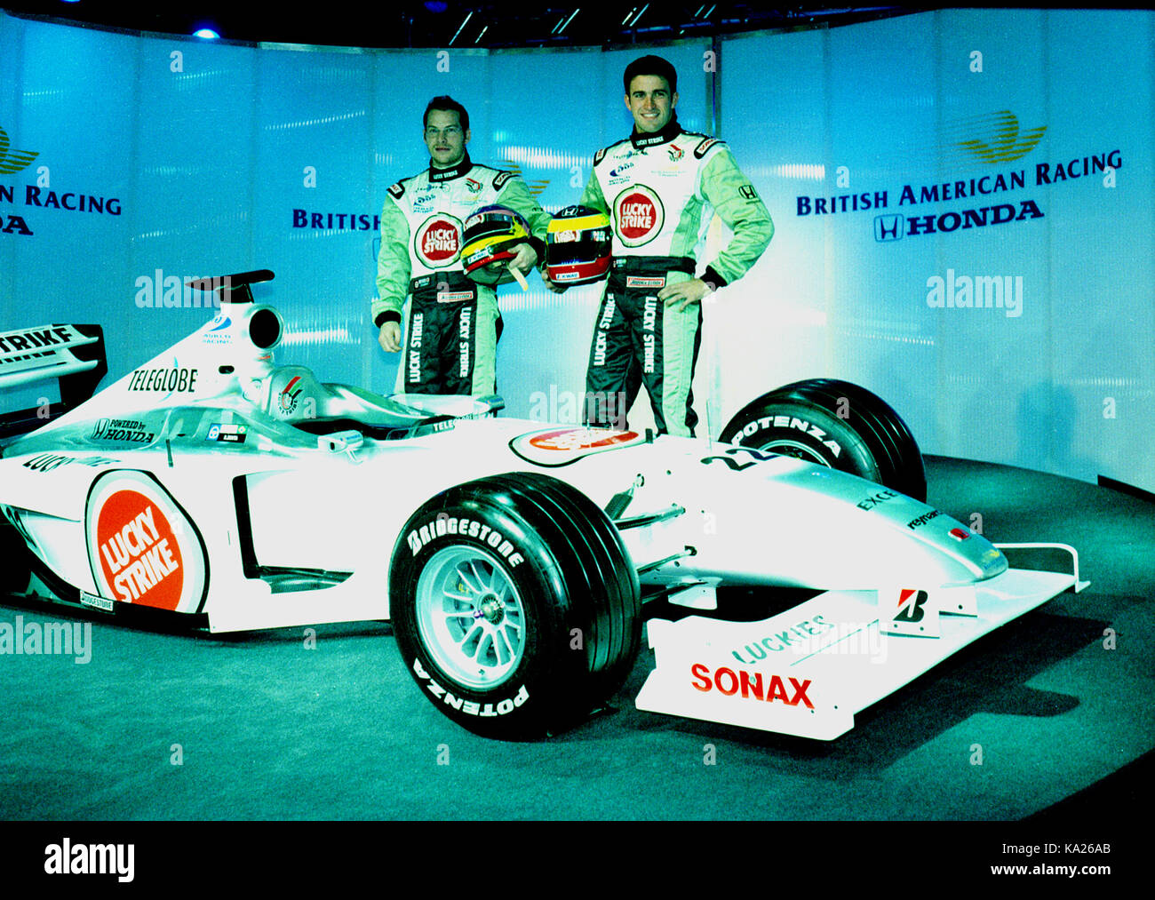 Jacques Villeneuve e Ricardo Zonta al lancio del 2000 British American Racing 002 F1 auto a Londra Foto Stock
