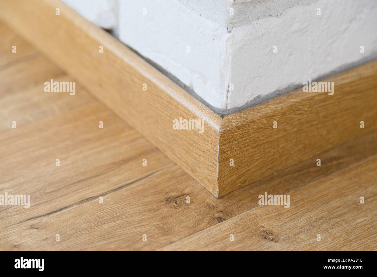 Pavimento in legno dello zoccolo. Dettagli interni. Stile Loft Foto Stock