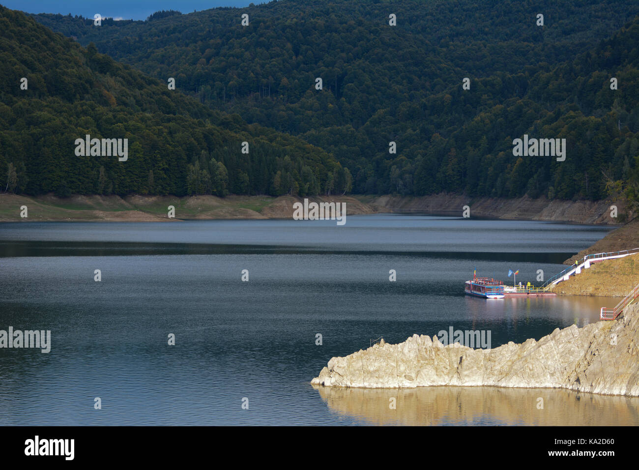 24 settembre 2017-arges, Romania. Il lago vidraru dalla contea di arges in Romania con barche Foto Stock