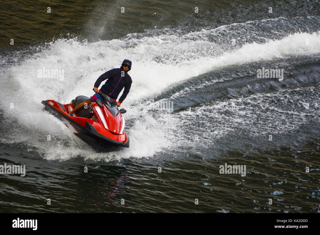 24 settembre 2017-arges, Romania. un ragazzo alla guida di un jetski sull'acqua Foto Stock