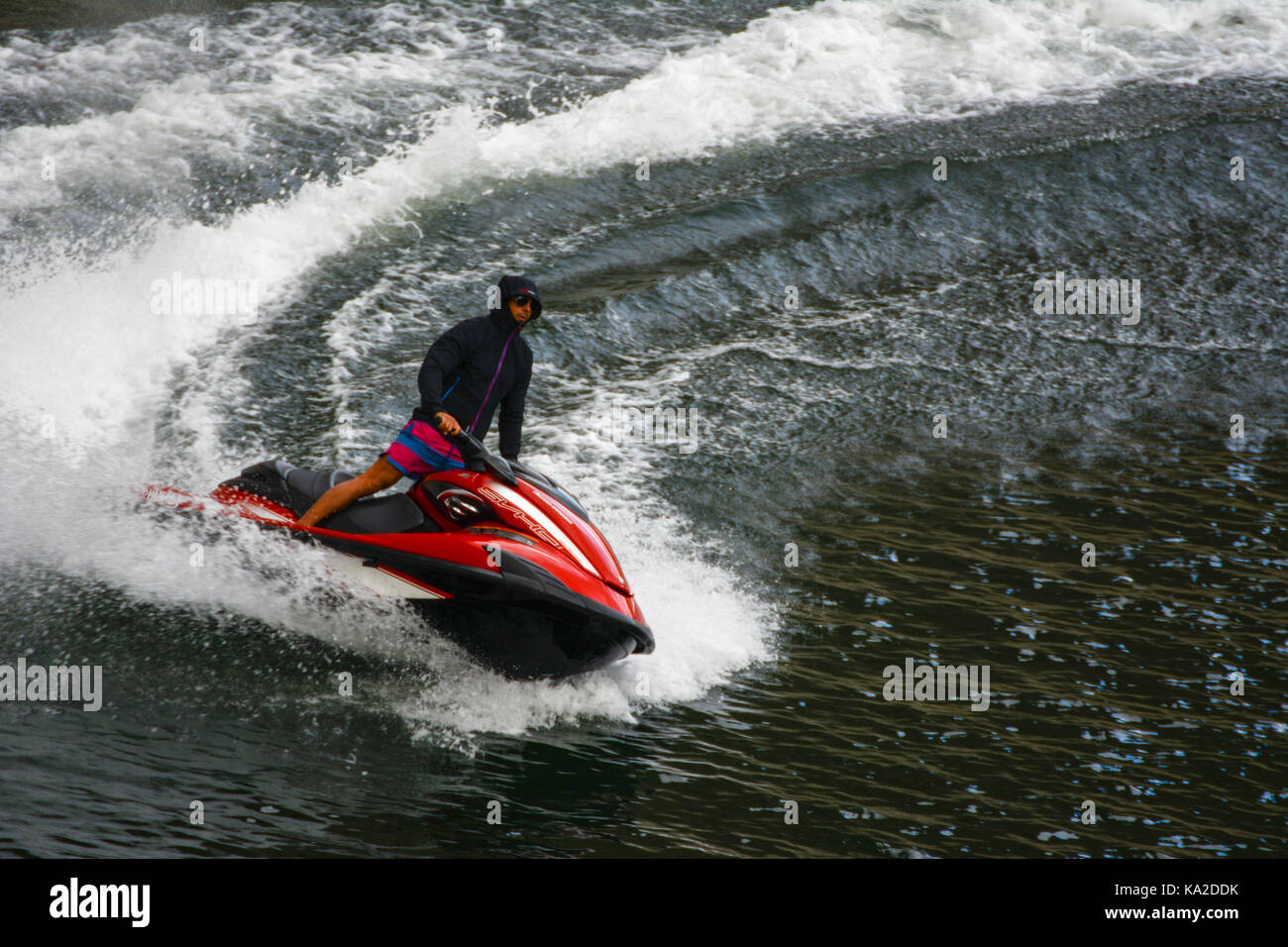 24 settembre 2017-arges, Romania. un ragazzo alla guida di un jetski sull'acqua Foto Stock