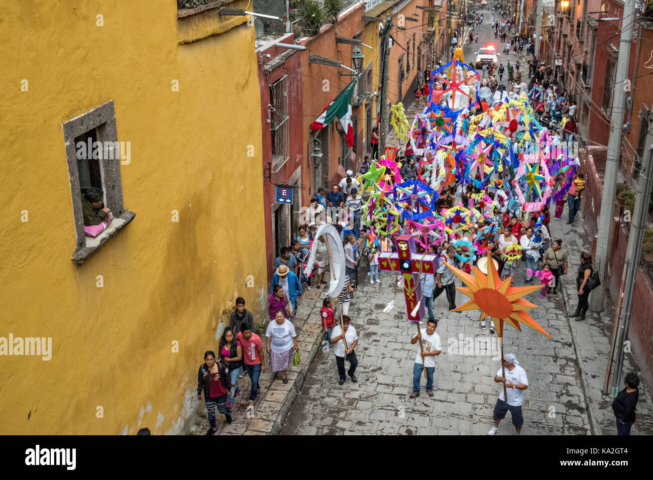 Operai ferroviari condurrà una fiesta processione attraverso la città all'inizio della settimana di festa del patrono san michele settembre 22, 2017 in San Miguel De Allende, Messico. Foto Stock