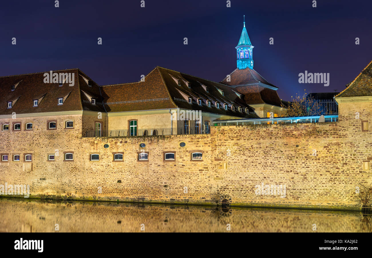 Illuminazione notturna della Ecole nationale d'administration a Strasburgo, Francia Foto Stock