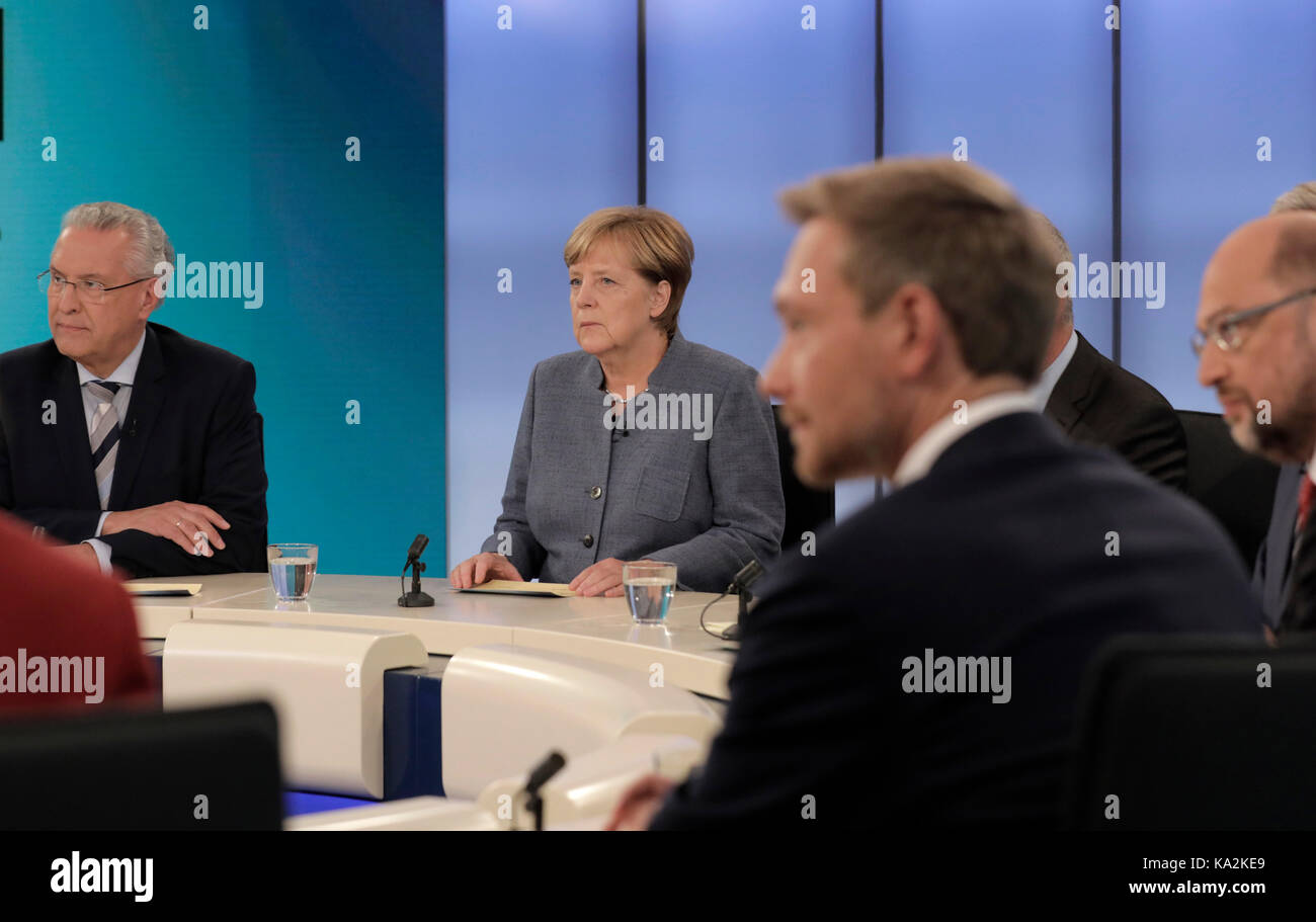 Berlino, Germania. 24Sep, 2017. Il cancelliere tedesco Angela Merkel (CDU), fdp leader cristiano Lindner (2.f.r), leader spd Martin SCHULZ (r) e degli interni bavarese minsiter joachim herrmann (CSU) prendere parte a un programma tv sulla notte della campagna elettorale tedesca a Berlino, Germania, 24 settembre 2017. Credito: gero breloer piscina/ap/dpa/alamy live news Foto Stock