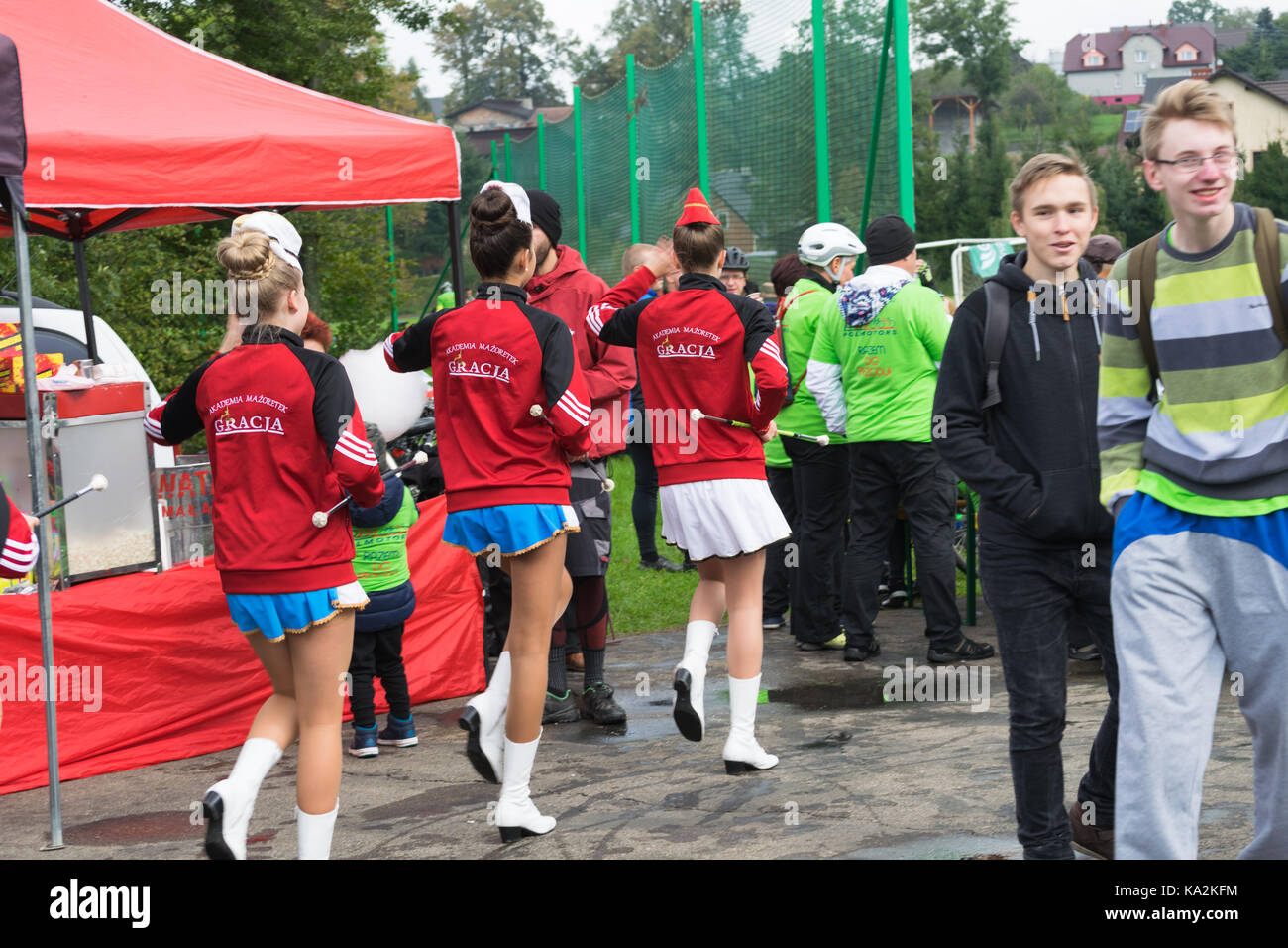 A Bielsko Biala, stara wieś, Polonia. Il 24 settembre 2017. sul percorso di Bielsko Biała - stara wieś - Bielsko Biała-per la 43a volta ha preso parte al rally, diverse centinaia di persone, tra cui molte famiglie di generazioni. Durante la pausa nello stadio di stara wieś, pasti ed esibizioni di bande locali sono stati serviti. La manifestazione è stata assicurata dalla polizia e servizi medici. Credito: w124merc / alamy live news Foto Stock