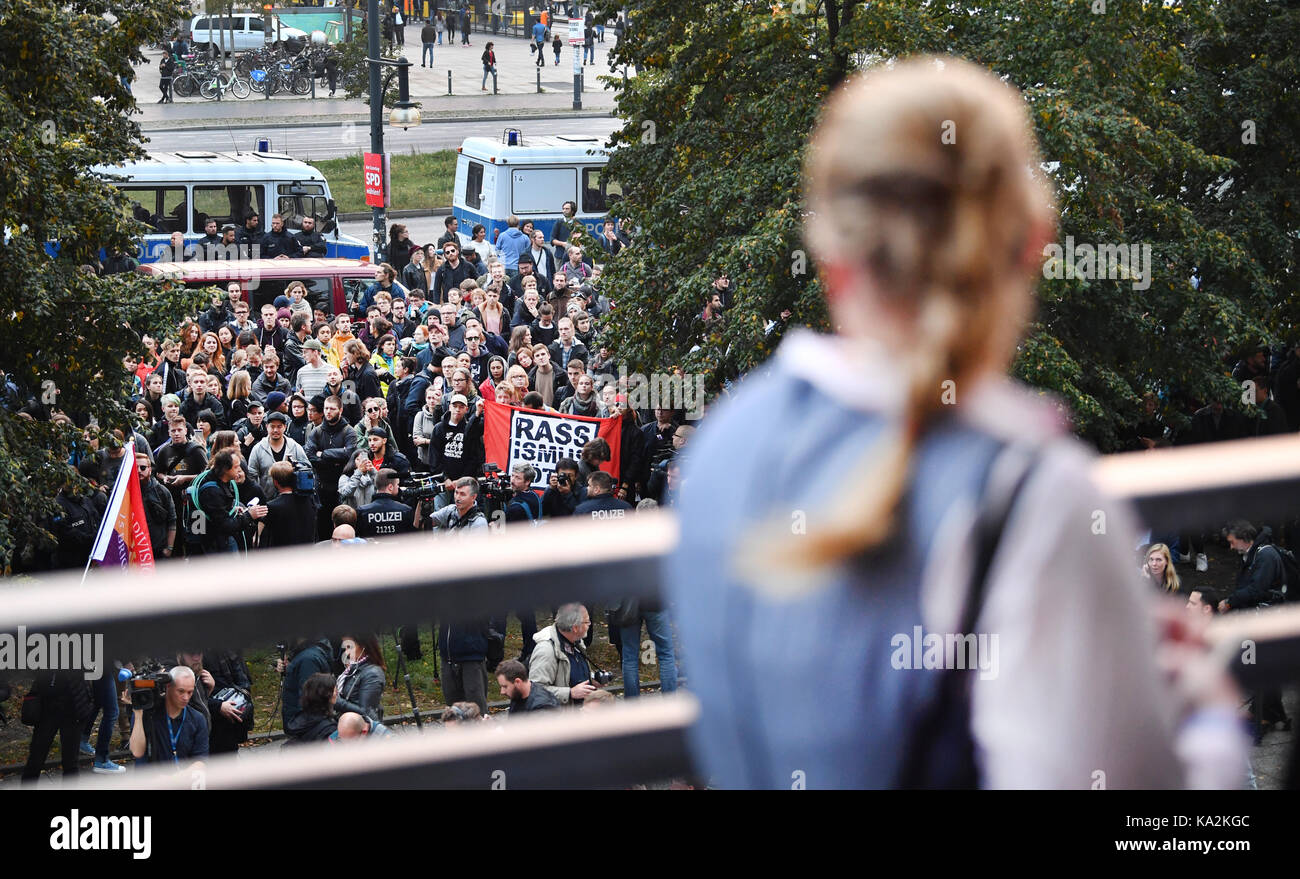 Berlino, Germania. 18 agosto, 2017. un sostenitore afd guardando in giù da un balcone a manifestanti che protestavano davanti l'alternativa fuer Deutschland (alternativa per la Germania, afd) elezione party a Berlino, Germania, 24 settembre 2017 credit: bernd von jutrczenka/dpa/alamy live news Foto Stock