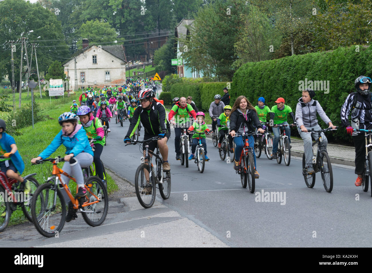 A Bielsko Biala, stara wieś, Polonia. Il 24 settembre 2017. sul percorso di Bielsko Biała - stara wieś - Bielsko Biała-per la 43a volta ha preso parte al rally, diverse centinaia di persone, tra cui molte famiglie di generazioni. Durante la pausa nello stadio di stara wieś, pasti ed esibizioni di bande locali sono stati serviti. La manifestazione è stata assicurata dalla polizia e servizi medici. Credito: w124merc / alamy live news Foto Stock