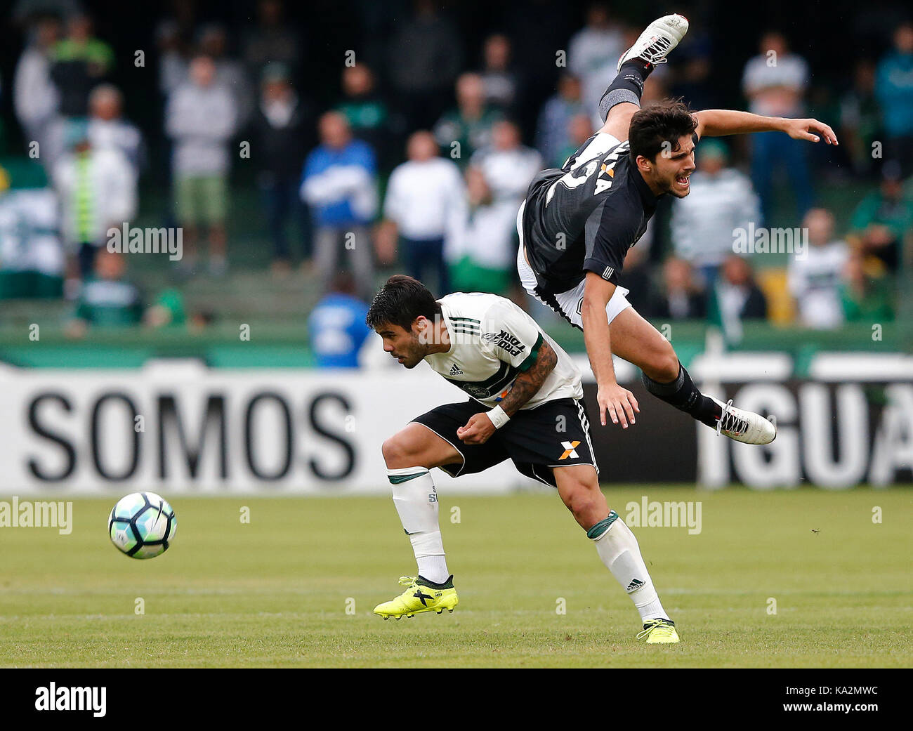 Curitiba, Brasile. 24Sep, 2017. Igor rabello di botafogo gioca palla con henrique lameida di coritiba durante coritiba vs botafogo rj, un match valido per il venticinquesimo turno del campionato brasiliano 2017, tenutosi a estádio grandi antonio couto pereira a Curitiba, pr. Credito: Rodolfo buhrer/LA/imagem fotoarena/alamy live news Foto Stock