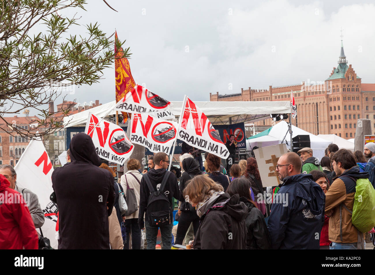 Venezia, Veneto, Italia. 24 settembre 2017. I partecipanti in assenza di Grandi Navi o no grandi navi, protesta contro il passaggio di turista crociera attraverso la laguna e la città e i piani per aprire dregde vecchi canali.. Quattro grandi navi da crociera ha ritardato la loro partenza piuttosto che groviglio con il blocco foltilla di piccole imbarcazioni evitando in tal modo il confronto. Il credito. Maria Clarke/Alamy Live News Foto Stock