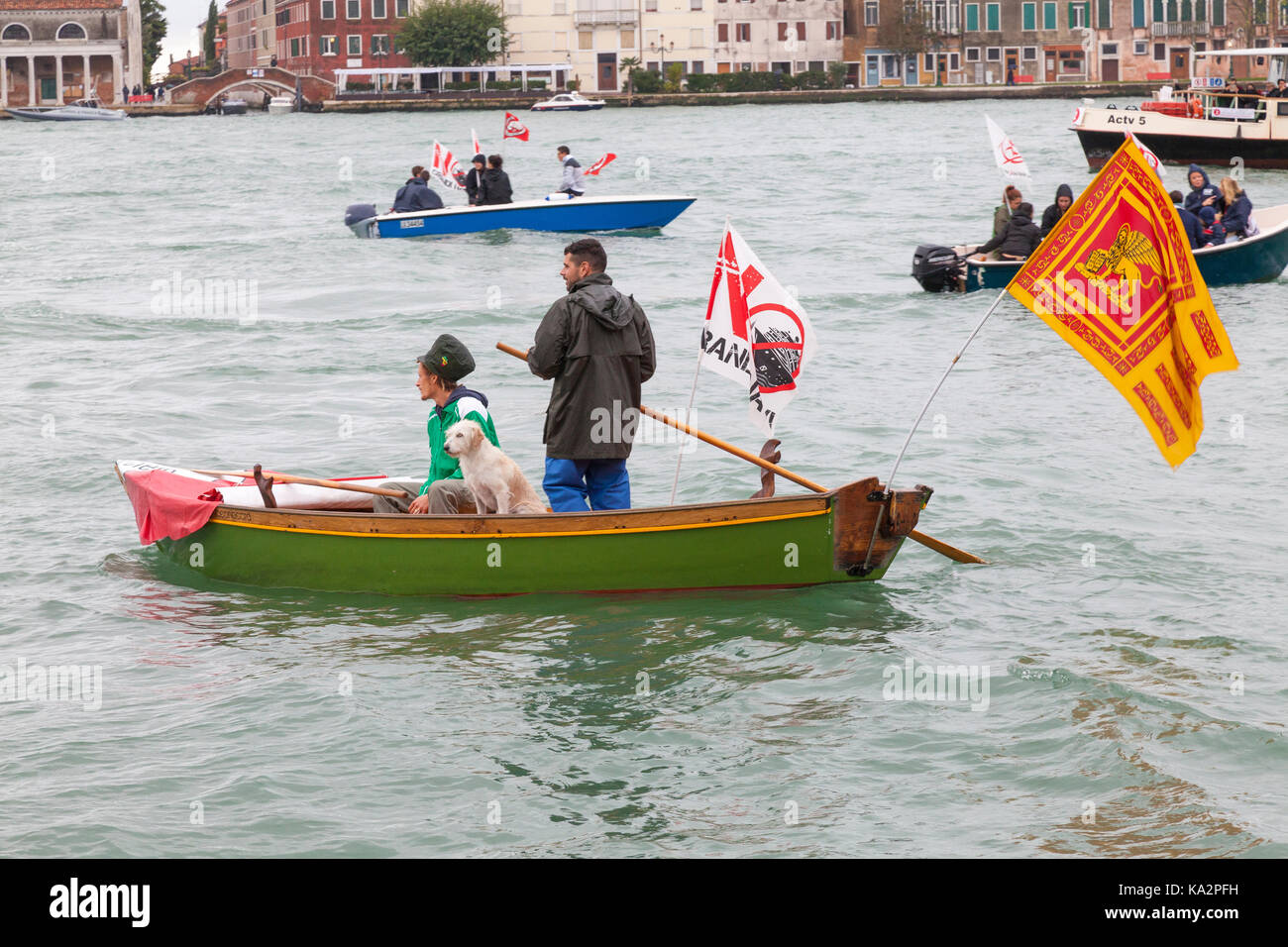 Venezia, Veneto, Italia. 24 settembre 2017. I partecipanti in assenza di Grandi Navi o no grandi navi, protesta contro il passaggio di turista crociera attraverso la laguna e la città e i piani per aprire dregde vecchi canali.. Quattro grandi navi da crociera ha ritardato la loro partenza piuttosto che groviglio con il blocco foltilla di piccole imbarcazioni evitando in tal modo il confronto. Il credito. Maria Clarke/Alamy Live News Foto Stock