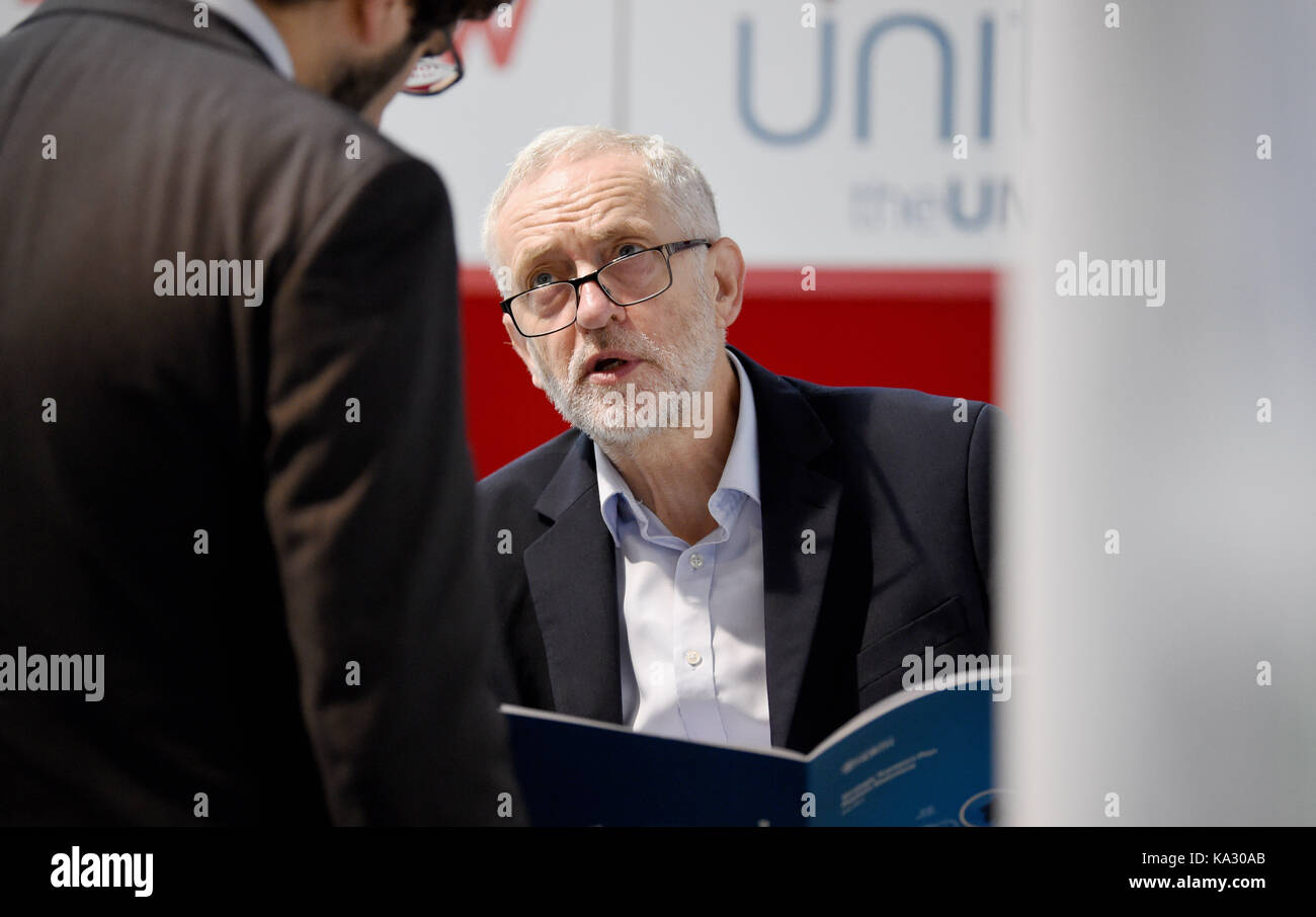 Brighton, Regno Unito. Xxv Sep, 2017. Jeremy corbyn il leader del partito laburista che visita la stand espositivi presso il partito laburista conferenza nel centro di Brighton oggi credito: simon dack/alamy live news Foto Stock