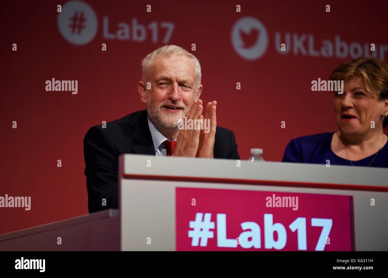 Brighton, Regno Unito. Xxv Sep, 2017. leader del partito laburista jeremy corbyn ascoltando il dibattito brexit presso il partito laburista conferenza nel centro di Brighton oggi credito: simon dack/alamy live news Foto Stock