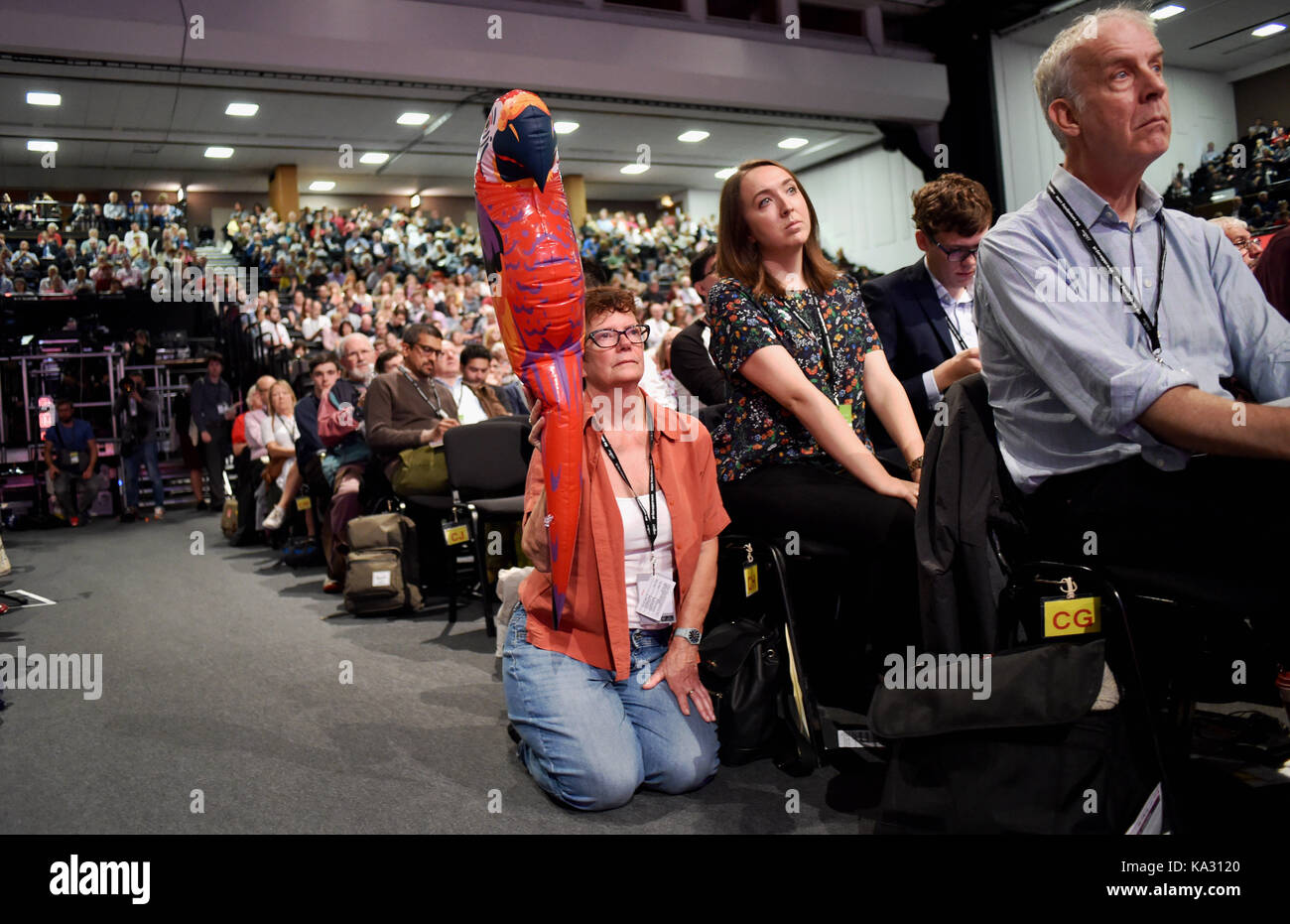 Brighton, Regno Unito. Xxv Sep, 2017. un delegato con un pappagallo gonfiabile al partito laburista conferenza nel centro di Brighton oggi credito: simon dack/alamy live news Foto Stock