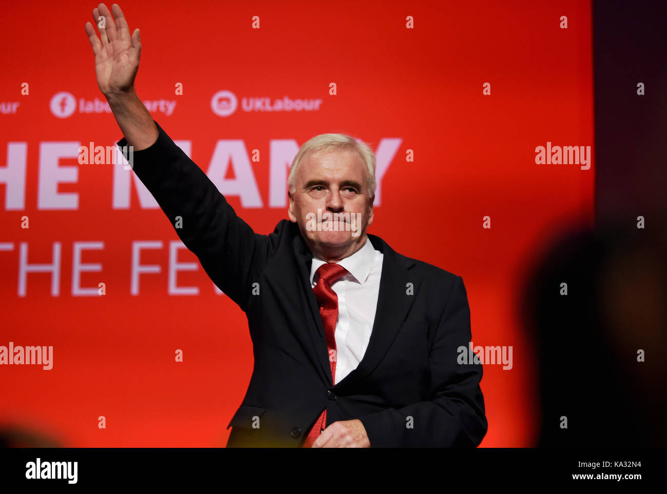 Brighton, Regno Unito. 25 Settembre 2017. John McDonnell, deputato laburista per Hayes e Harlington e il Cancelliere ombra dello scacchiere, ha pronunciato il suo discorso alla Conferenza del Partito laburista nel Centro di Brighton Today Credit: Simon Dack/Alamy Live News Foto Stock
