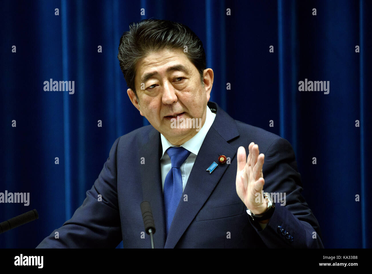 Tokyo. Xxv Sep, 2017. primo ministro giapponese Shinzo Abe assiste ad una conferenza stampa a Tokyo in Giappone, sett. 25, 2017. primo ministro giapponese Shinzo Abe ha annunciato ufficialmente in occasione di una conferenza stampa il lunedì che sarà lui a sciogliere la Camera dei rappresentanti che si riunirà giovedì a Pave modo per un elezione generale. Credito: xinhua/alamy live news Foto Stock