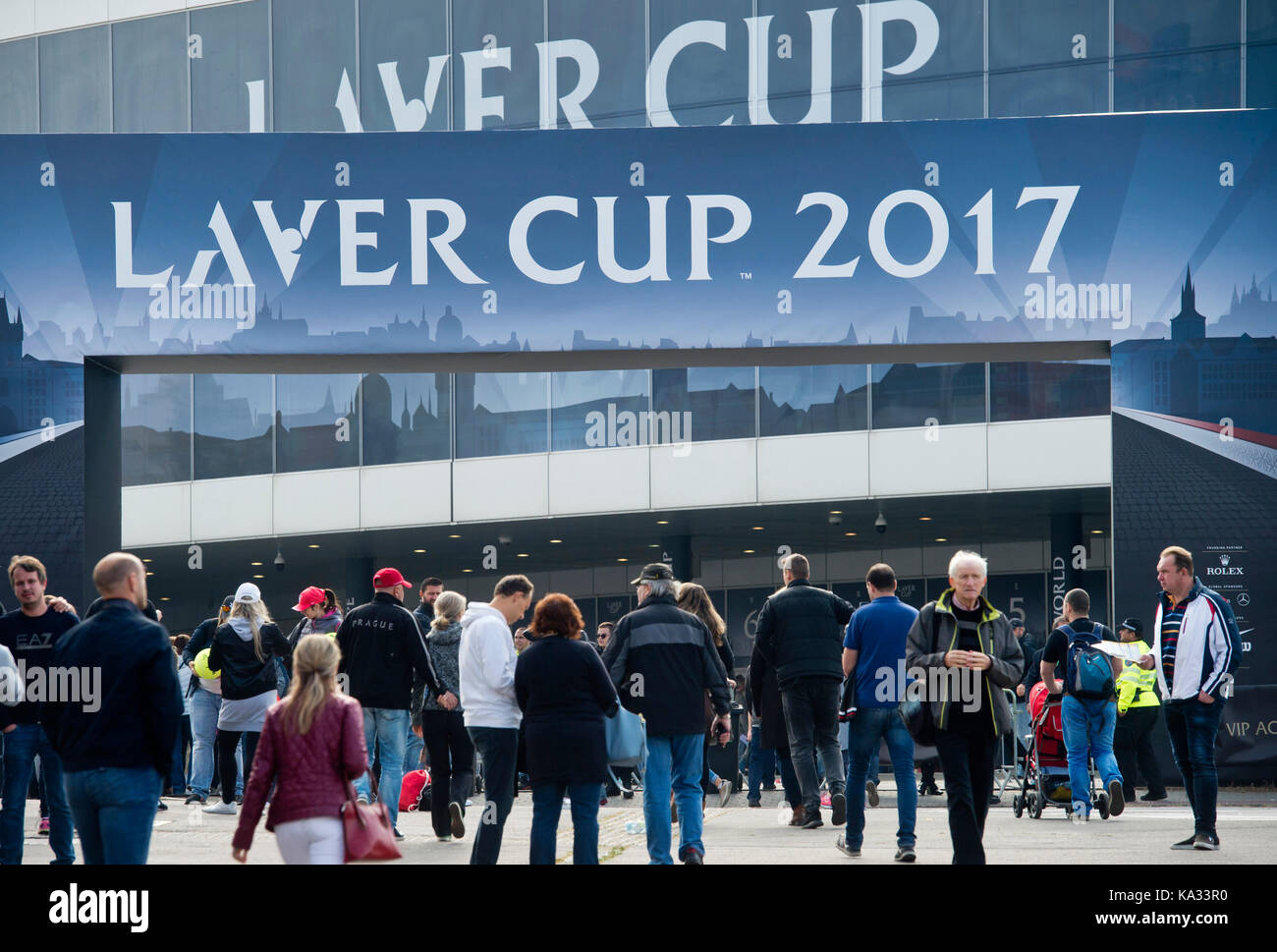 Praga, Repubblica ceca. 23 Sep, 2017. I visitatori di fronte alla Praga O2 Arena sono visto durante la prima edizione della conca cup torneo di tennis a Praga, nella Repubblica ceca il 23 settembre 2017. Credito: vit simanek/ctk foto/alamy live news Foto Stock