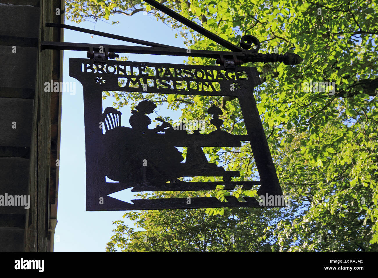 Bronte Parsonage Museum firmare al di fuori di una canonica, Haworth, West Yorkshire Foto Stock