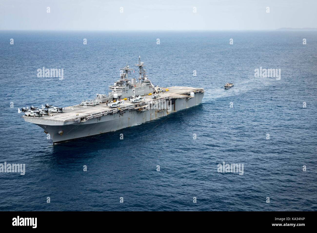 Una landing craft, utility entra nella ben coperta dell'assalto anfibio nave USS Kearsarge (LHD 3) come la nave transita il Mar dei Caraibi, Sett. 23, Foto Stock
