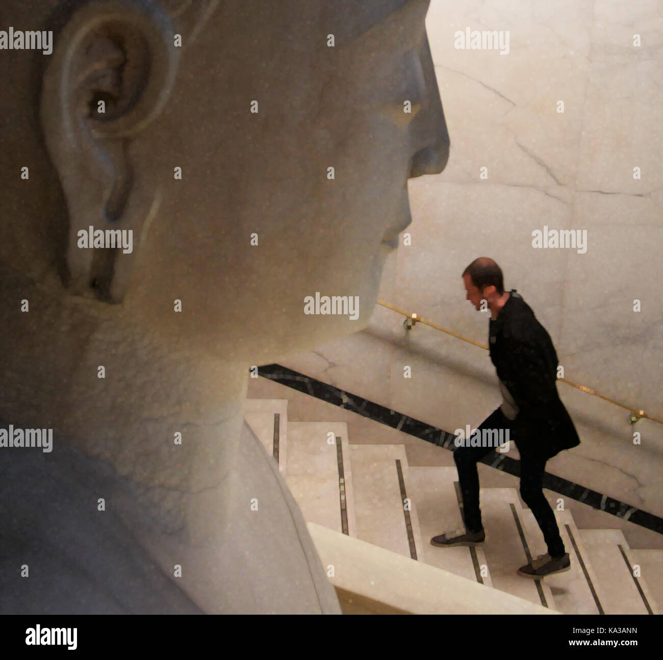 Profilo della testa del Buddha Amitabha al British museum con uomo a camminare su per le scale Foto Stock