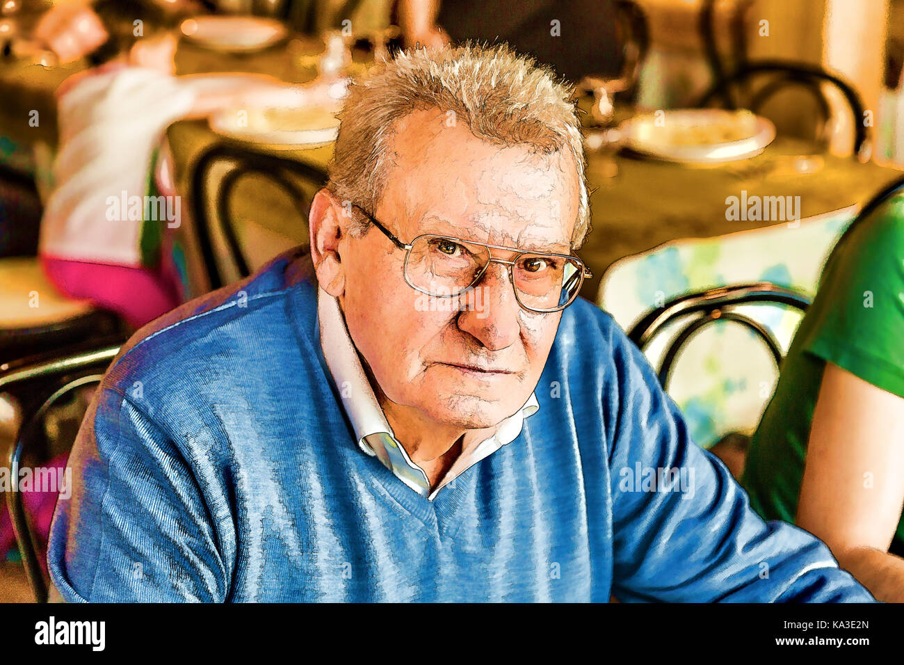 Senior con gli occhiali guarda accigliata e alterato Foto Stock