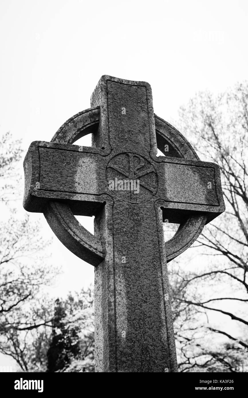 Princeton, new jersey - aprile 26, 2017: un stile celtico croce segna un luogo di sepoltura in questo cimitero storico, di proprietà di Nassau chiesa presbiteriana. Foto Stock