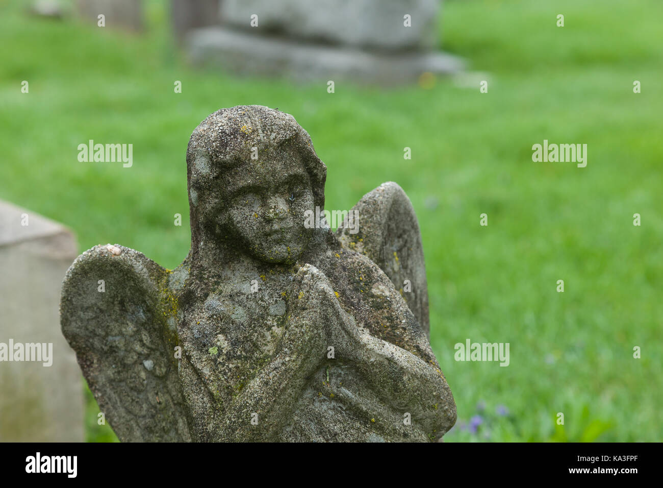 Princeton, new jersey - aprile 26, 2017: un angelo statua segna un luogo di sepoltura in questo cimitero storico, di proprietà di Nassau chiesa presbiteriana. Foto Stock