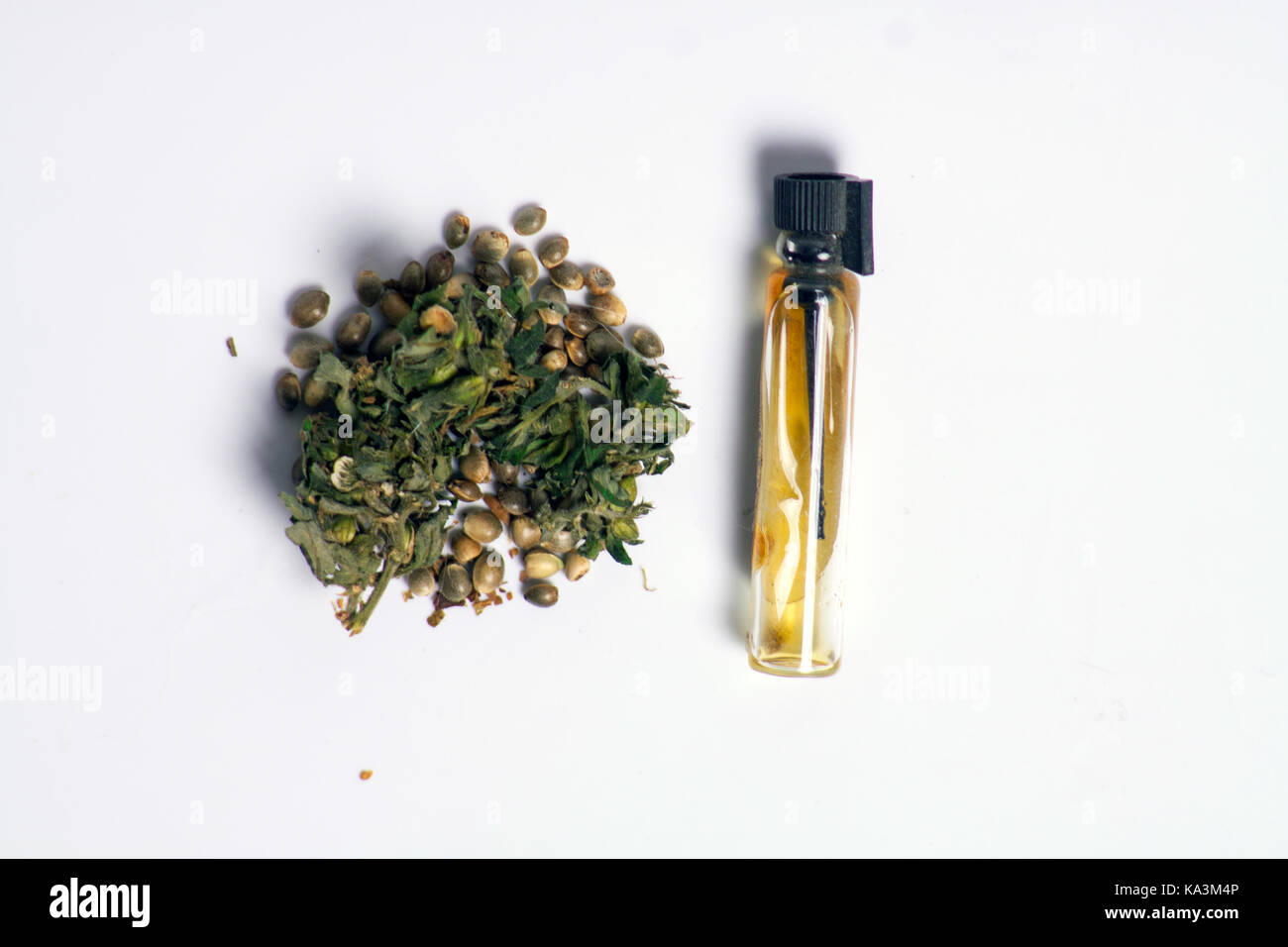 La cannabis medicinale con olio estratto in una bottiglia Foto Stock