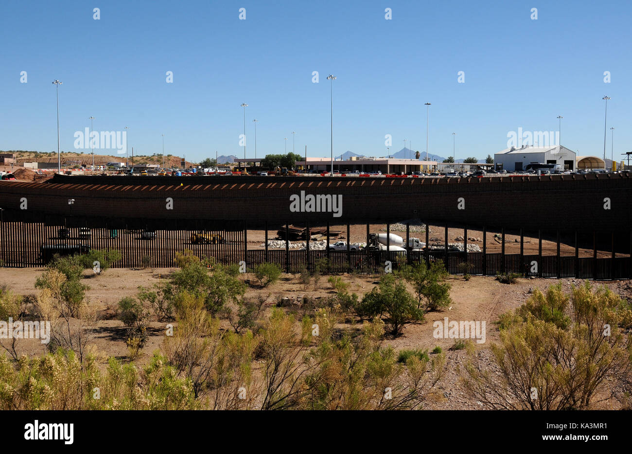 Il muro di frontiera messicana è modificata dalle autorità statunitensi vicino la mariposa porto di entrata a Nogales, in Arizona, come visto da di Nogales, Sonora, mx. Foto Stock