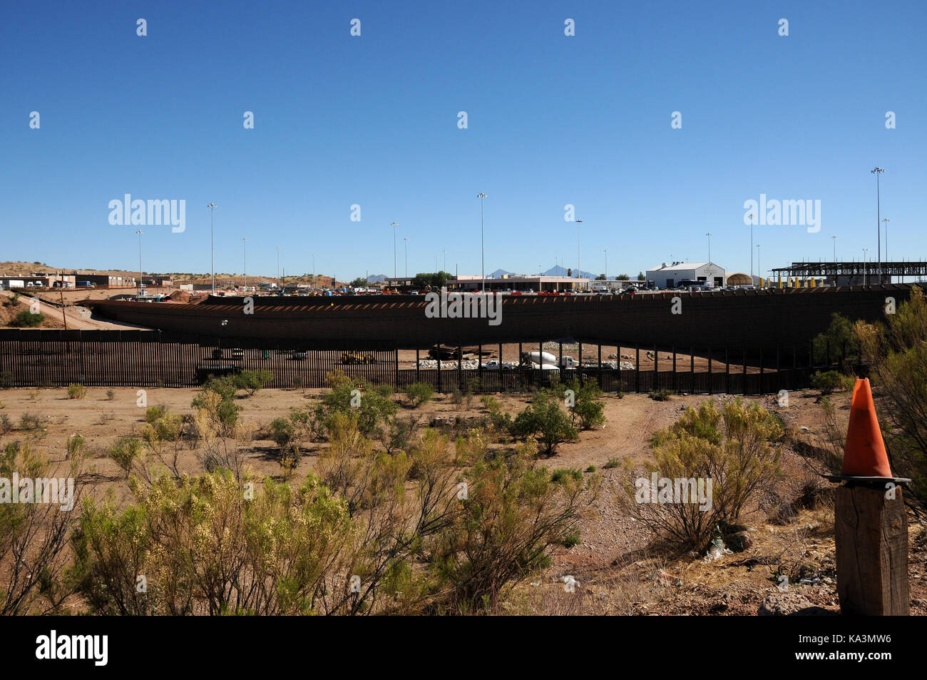 Il muro di frontiera messicana è modificata dalle autorità statunitensi vicino la mariposa porto di entrata a Nogales, in Arizona, come visto da di Nogales, Sonora, mx. Foto Stock