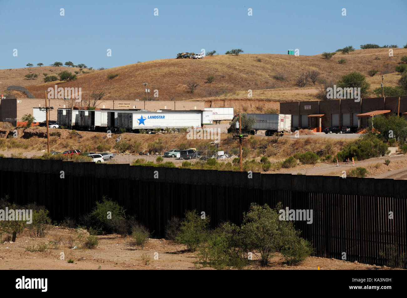 Il muro di frontiera messicana è modificata dalle autorità statunitensi vicino la mariposa porto di entrata a Nogales, in Arizona, come visto da di Nogales, Sonora, mx. Foto Stock