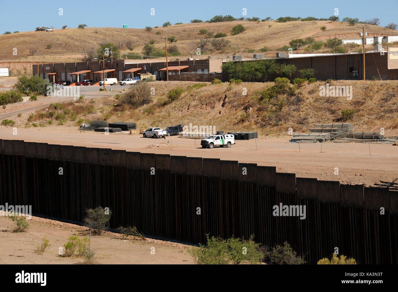 Il muro di frontiera messicana è modificata dalle autorità statunitensi vicino la mariposa porto di entrata a Nogales, in Arizona, come visto da di Nogales, Sonora, mx. Foto Stock