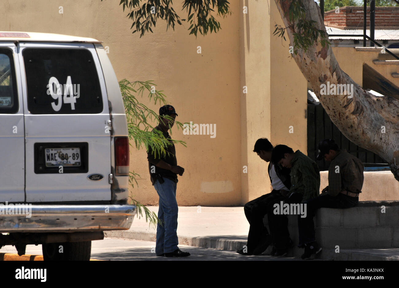 Furgoni di attendere presso il Plaza per il trasporto di migranti dall altare, Sonora, Messico sasabe su Stati Uniti/Messico frontiera presso Arizona, dove i migranti immettere il Foto Stock