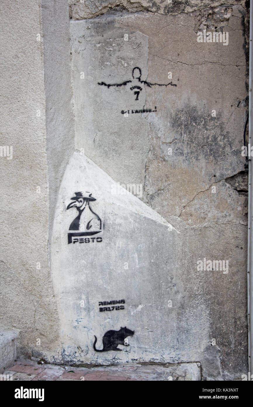 Tagged parete in marseille, Francia. tre tag graffiti di contrassegnare la parete: un ratto, un uomo con le braccia tese e un birdman. Foto Stock