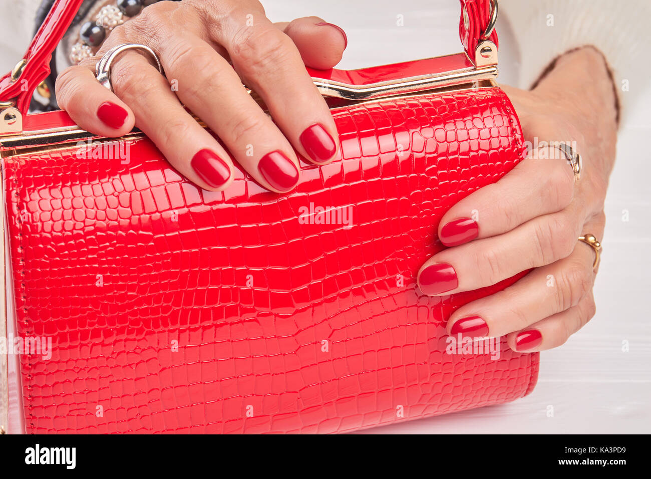 Rosso di lusso borsetta nelle femmine di mano curata. età donna mani  bellissima borsa in pelle vicino. femmina accessorio alla moda femminile  alla moda uomo Foto stock - Alamy
