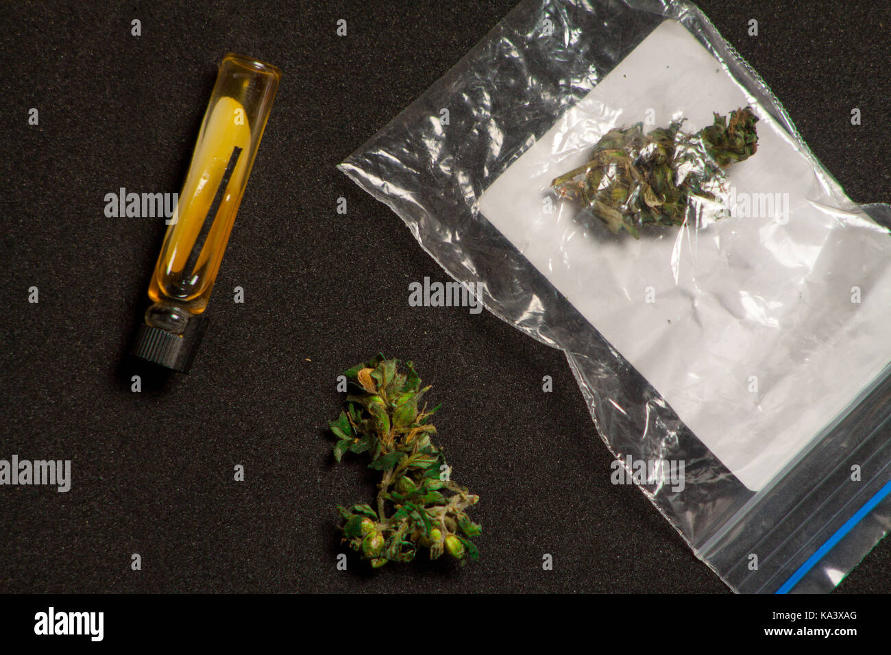 La cannabis medicinale con olio estratto in una bottiglia Foto Stock