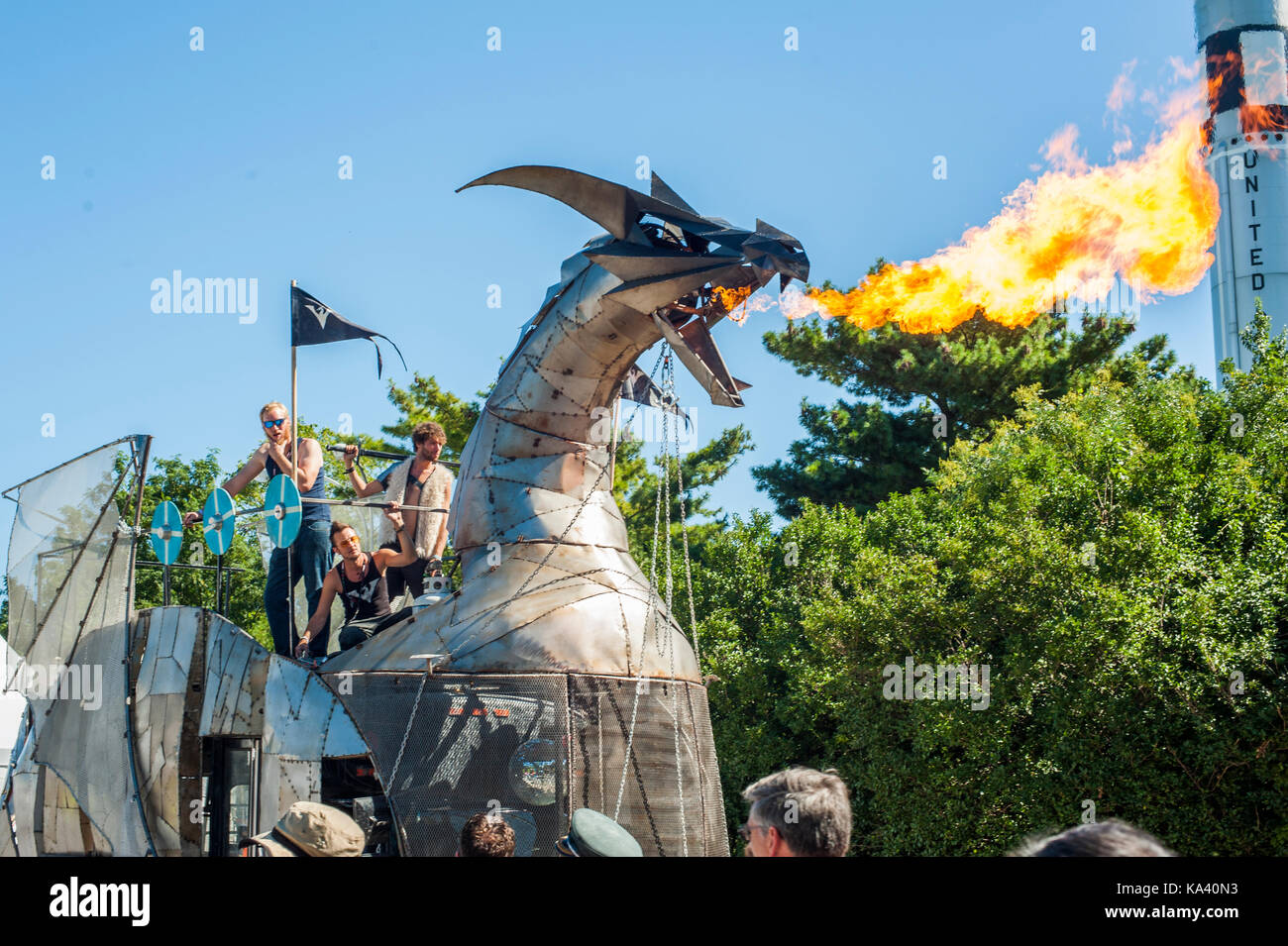 Queens, a new york - settembre 23:membri del toronto basato heavy meta equipaggio con il gruppo incendio respirazione dragon art auto presso il mondo maker faire. Foto Stock
