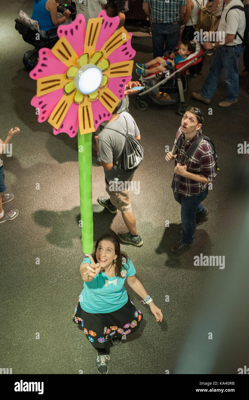 QUEENS, NY - settembre 23:Natascia Dzurny dei saldi TechnoChic un grande modello in scala della sua luce DIY fino fiore di carta kit al mondo Maker Faire. Foto Stock