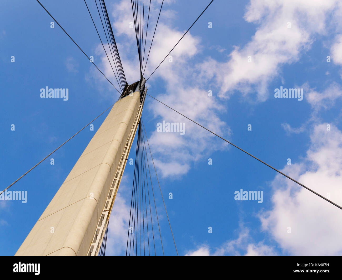 Colonna di supporto e cavi soggiorno. bob kerrey ponte pedonale. Omaha, Nebraska. Foto Stock