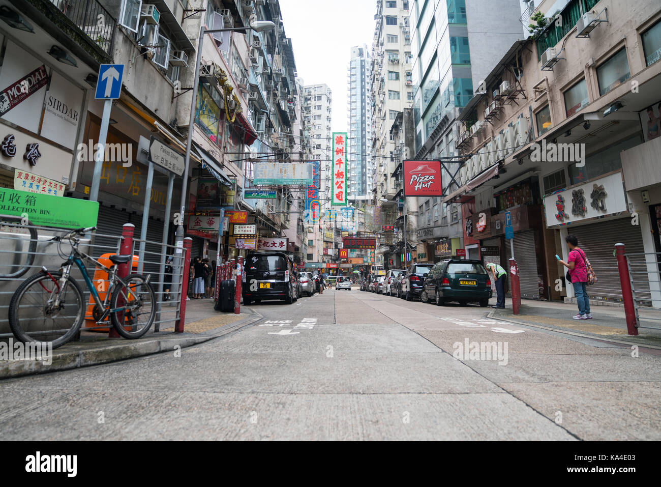 Hong kong, asia - agosto 2, 2017; street scene tipicamente asiatico con edifici alti lungo entrambi i lati e la pletora di segni al neon di hong kong Foto Stock