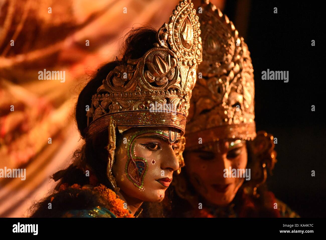 Di allahabad, India. 24Sep, 2017. Di allahabad: artista indiano vestito come signore rama e suo fratello laxman eseguire ramleela, un dramma basato sul Signore Rama la vita durante il festival di Dussehra celebrazione in allahabad on 24-09-2017. Credito: prabhat kumar verma/Pacific press/alamy live news Foto Stock