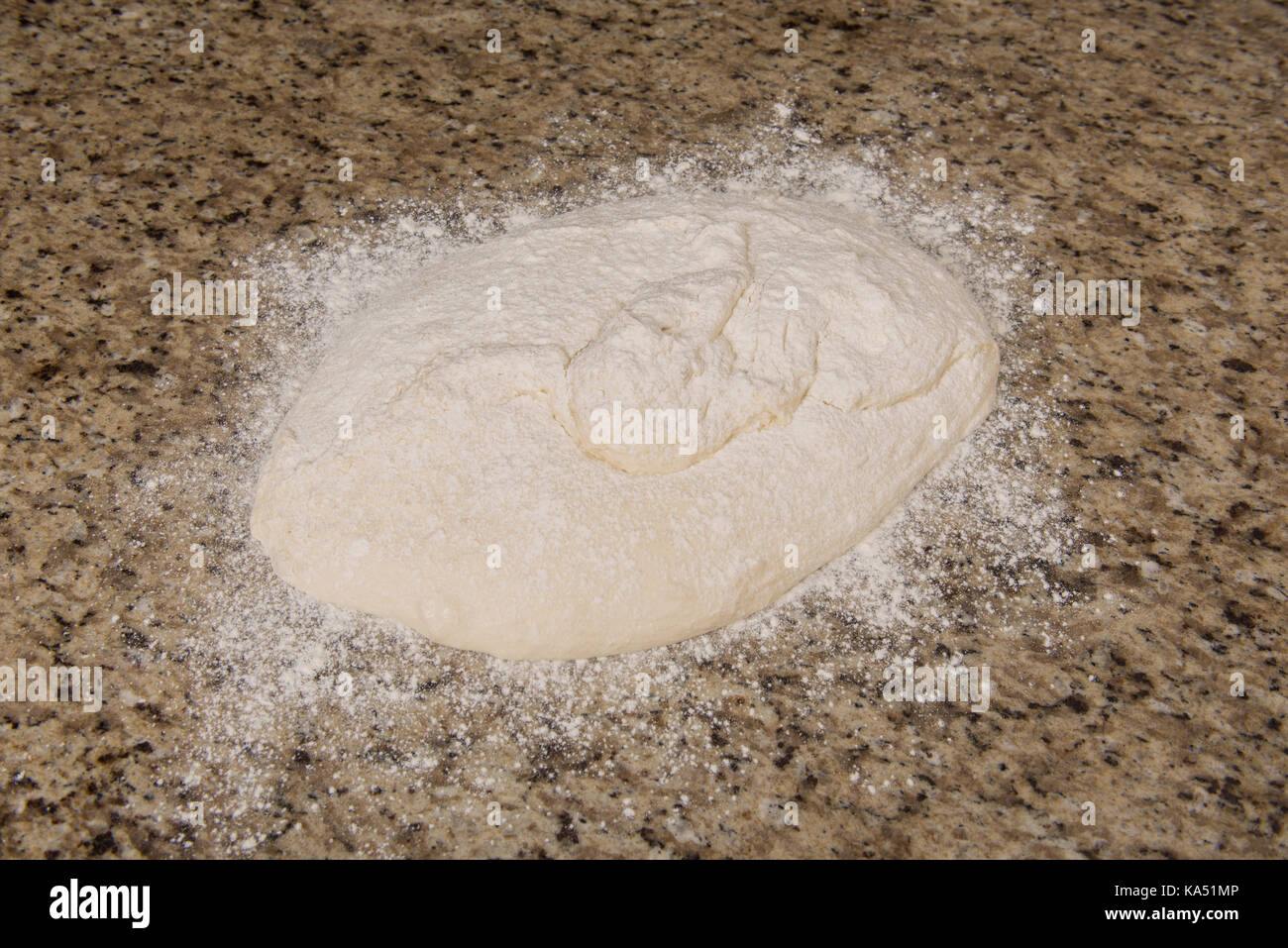 Spugna di pasta acida in preparazione per la realizzazione tradizionale pane senza lievito. Foto Stock